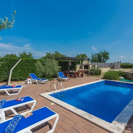 Stone House Meri With Shared Pool בית הארחה Kadumi