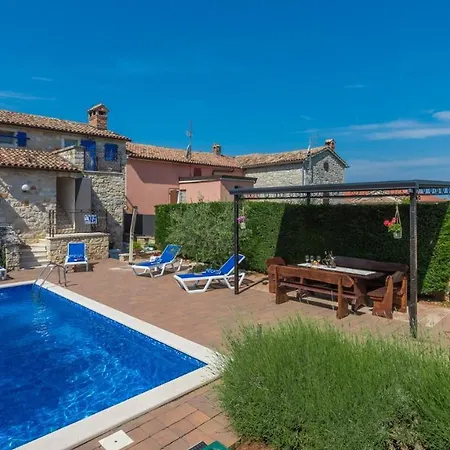 בית הארחה Stone House Meri With Shared Pool 4*