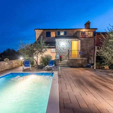Stone House Meri With Shared Pool בית הארחה