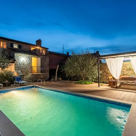 Stone House Meri With Shared Pool בית הארחה Kadumi