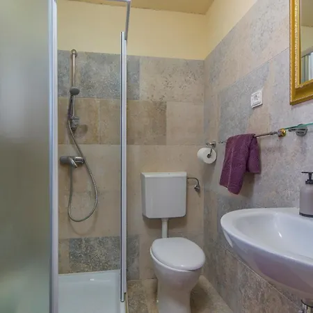 Stone House Meri With Shared Pool בית הארחה