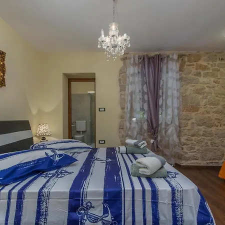 Stone House Meri With Shared Pool 4* Kadumi
