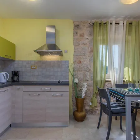 Stone House Meri With Shared Pool בית הארחה 4*