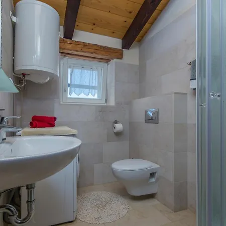 Stone House Meri With Shared Pool בית הארחה Kadumi