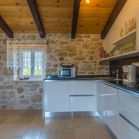 Stone House Meri With Shared Pool בית הארחה 4*