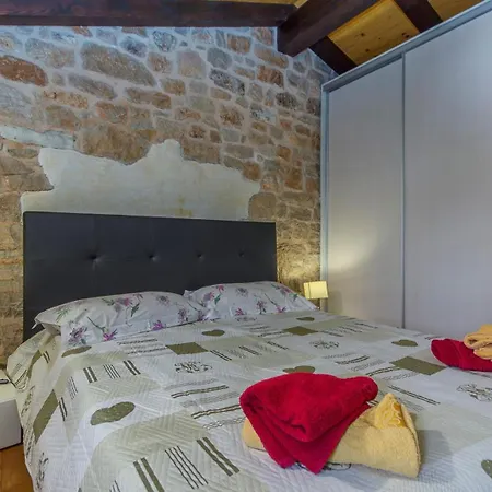 Stone House Meri With Shared Pool בית הארחה Kadumi