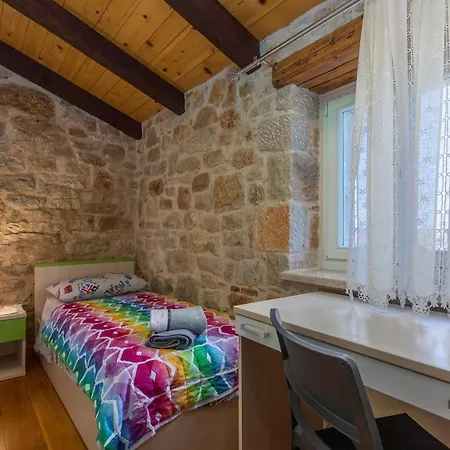 Stone House Meri With Shared Pool 4* Kadumi