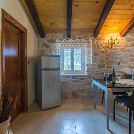 Stone House Meri With Shared Pool 4* Kadumi