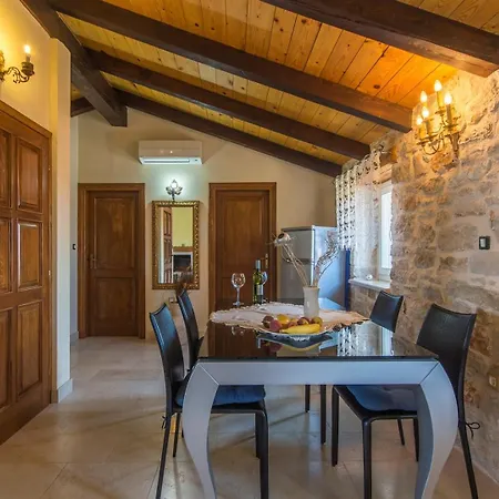 Stone House Meri With Shared Pool בית הארחה Kadumi