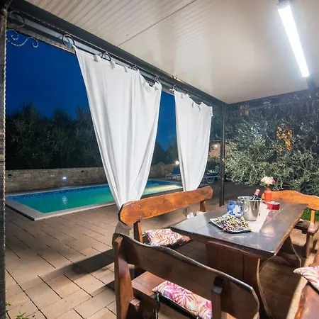 Stone House Meri With Shared Pool בית הארחה 4*