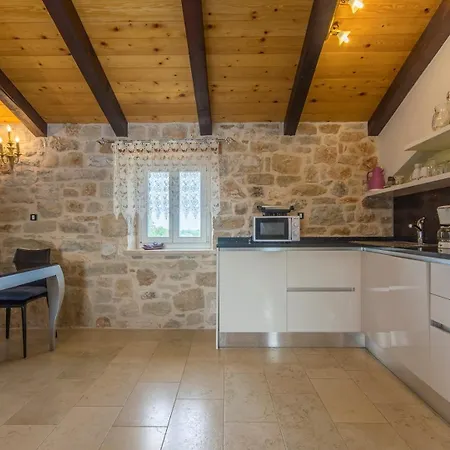 ゲストハウス Stone House Meri With Shared Pool *