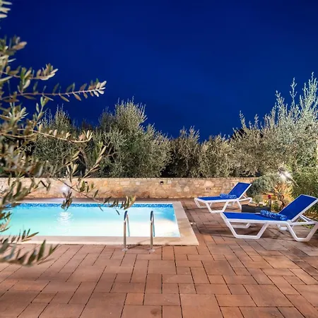 בית הארחה Stone House Meri With Shared Pool Kadumi