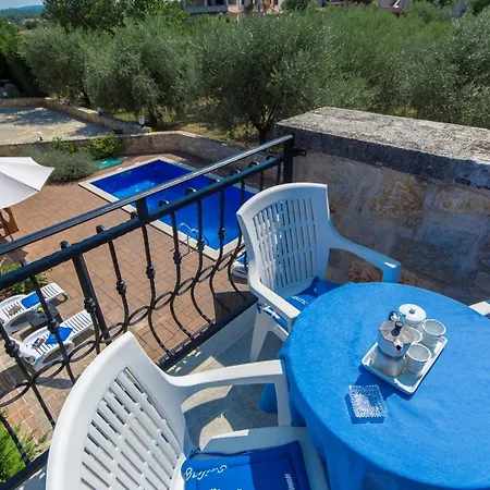 בית הארחה Stone House Meri With Shared Pool 4*