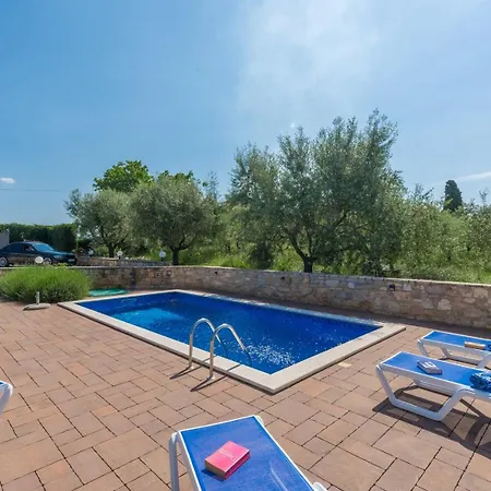 Stone House Meri With Shared Pool 4* Kadumi